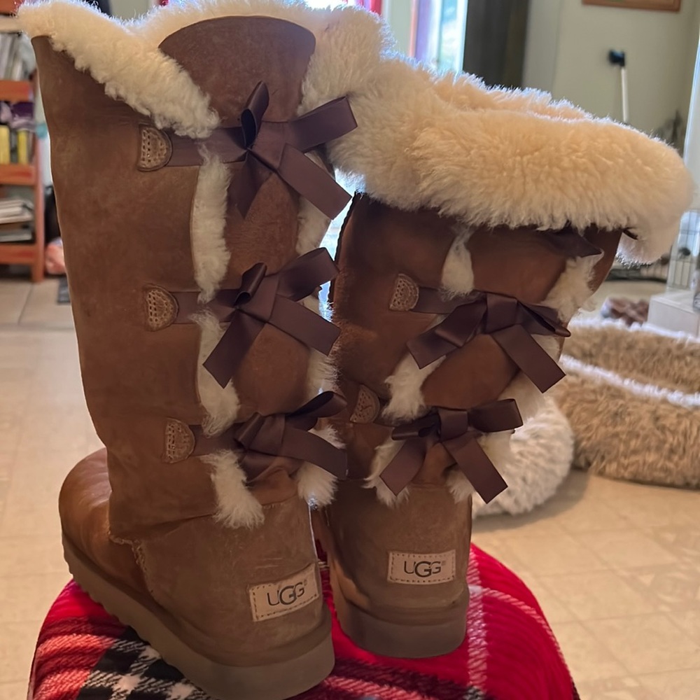 Good condition Bailey Bow Ugg’s size 9 Ladies